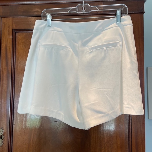 NWOT Trina Turk Hermosa Shorts, White in Size 6. - Picture 2 of 7